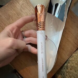 Sigma Beauty Powder Sculpt Brush F44 - White and Rose Gold limtd ed